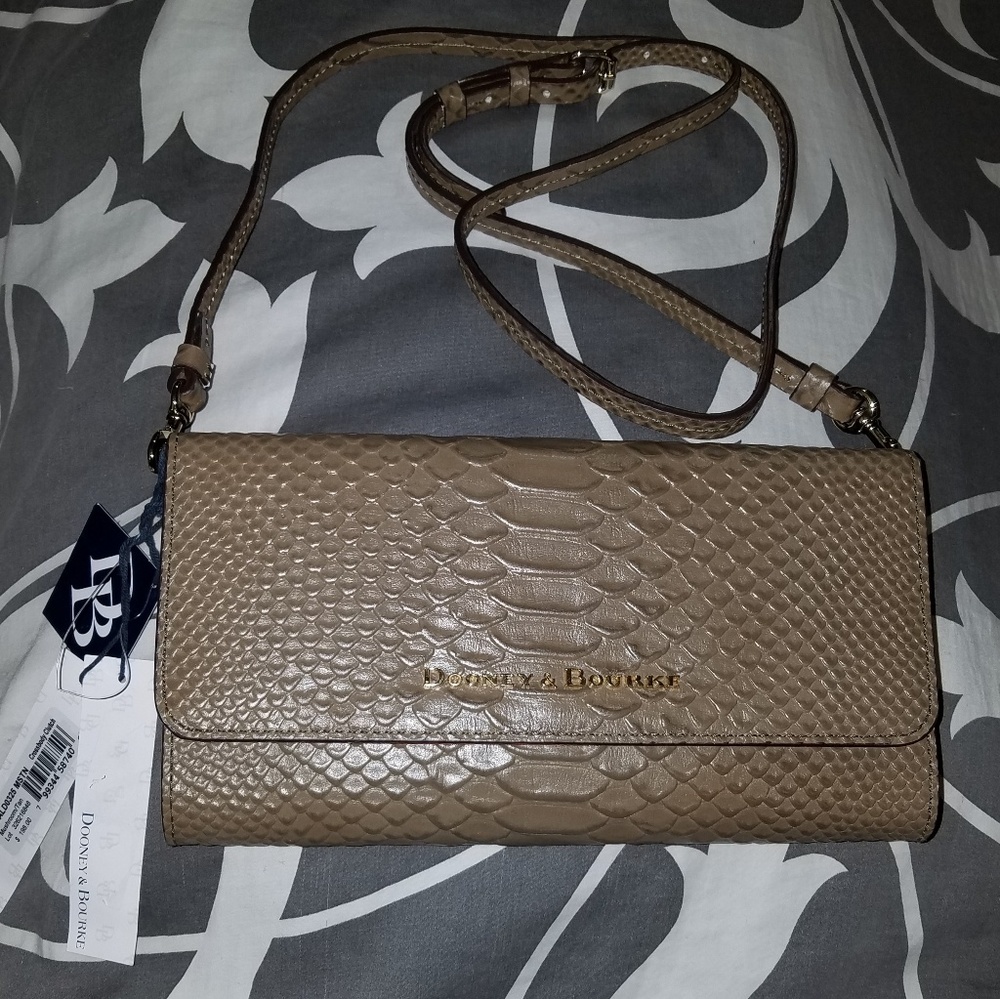 Dooney & Bourke clutch/ purse